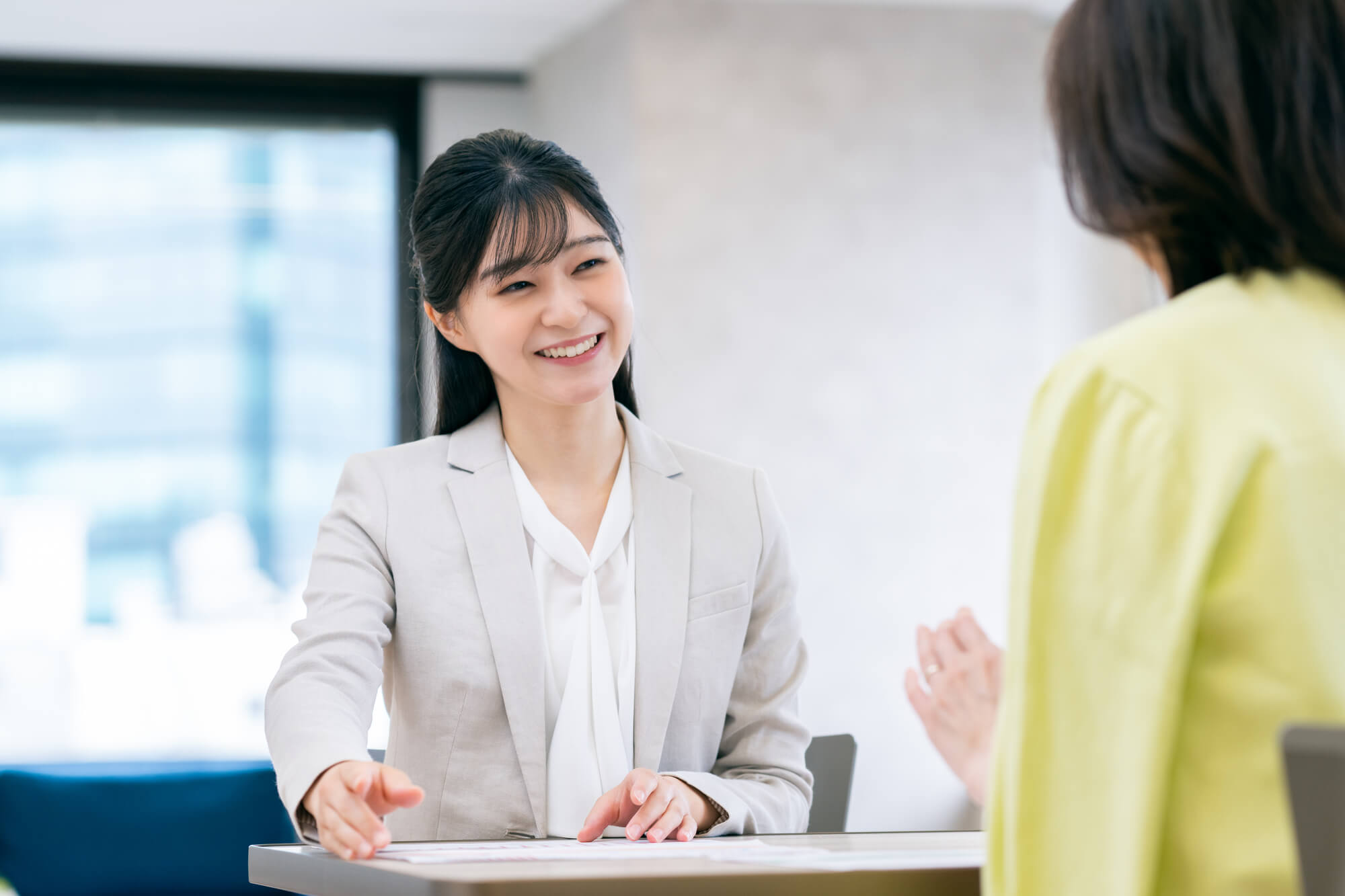 若い女性に相談している様子